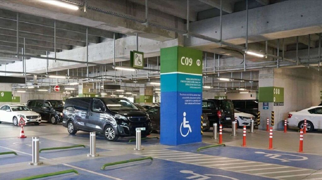 تعبيرية -رسوم مواقف السيارات في مطار اسطنبول