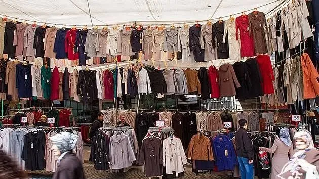 عرض لمجموعة من الألبسة في أسواق الملابس المستعملة في اسطنبول