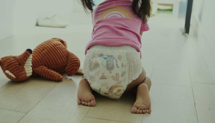 طفلة ترتدي حفاض - أفضل ماركات حفاضات الأطفال في تركيا