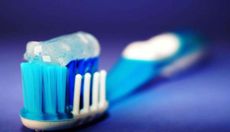 معجون على فرشاة الأسنان - ماركات معجون الأسنان في تركيا