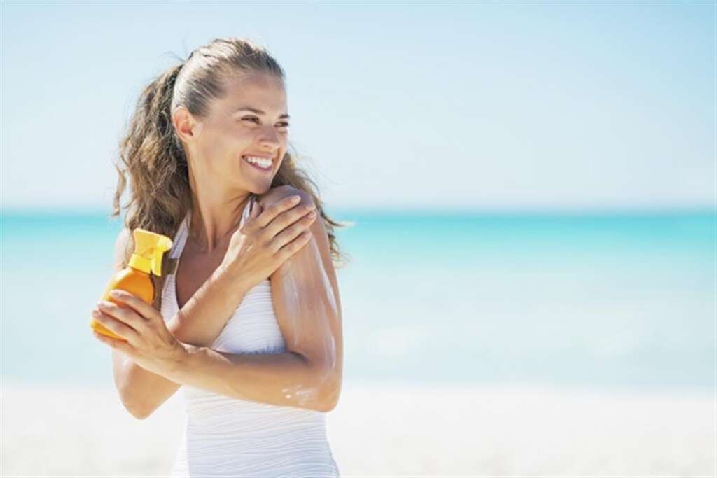  ماركات الواقي الشمسي في تركيا- فتاة تضع واقي شمسي على بشرتها 