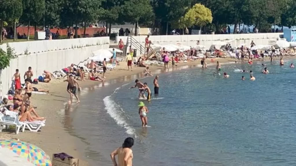 شاطئ كاديبوستان للعائلات في اسطنبول Caddebostan Plajı