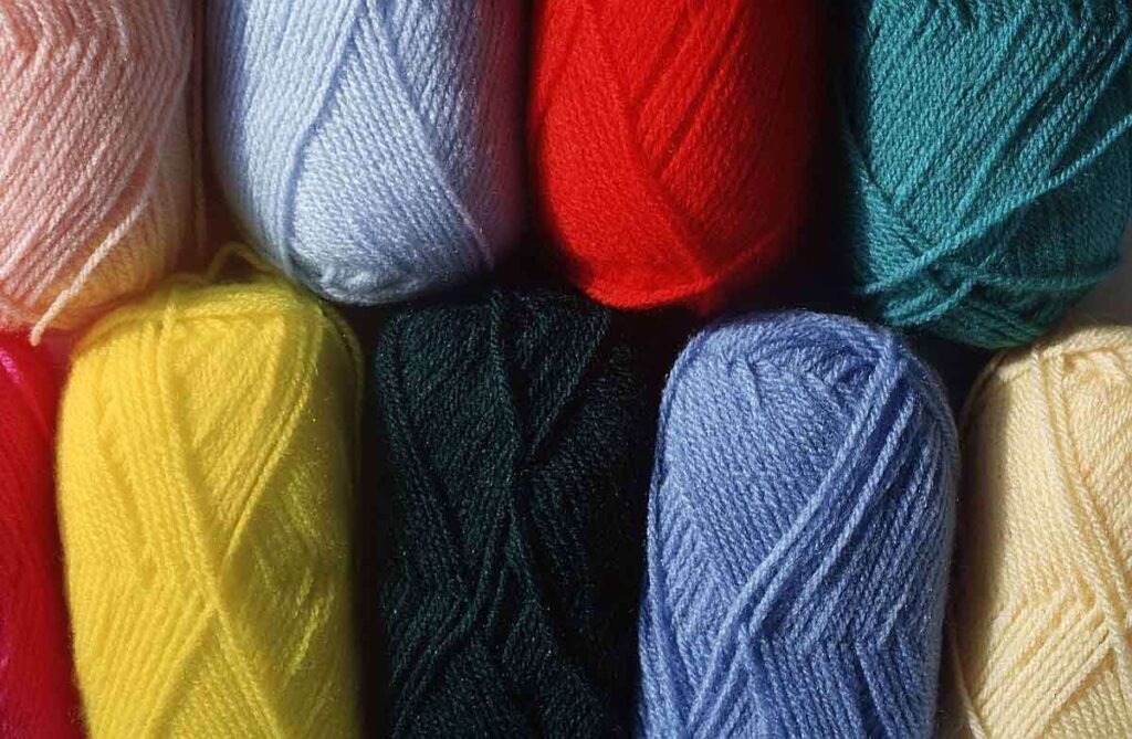 كرات من الصوف بألوان مختلفة - مصانع الصوف في تركيا