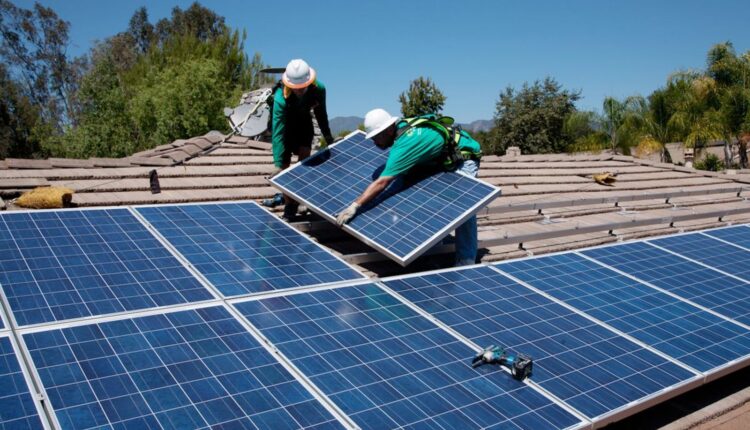 عمال يركبون طاقة شمسية - مصانع الواح الطاقة الشمسية في تركيا