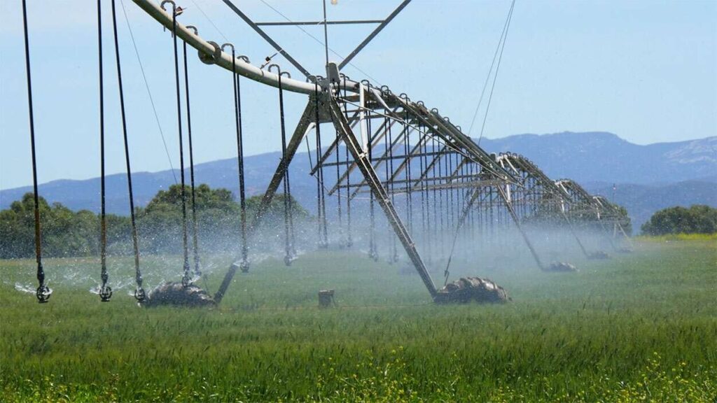 ري احدى الأراضي الزراعية - مصانع معدات الري في تركيا