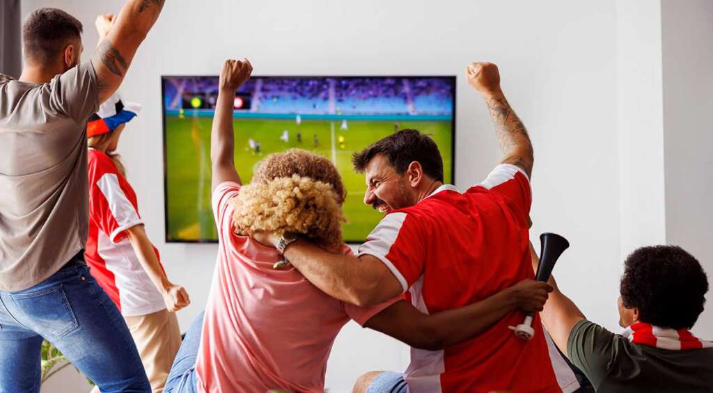 مجموعة أشخاص يشاهدون مباراة كرة قدم 