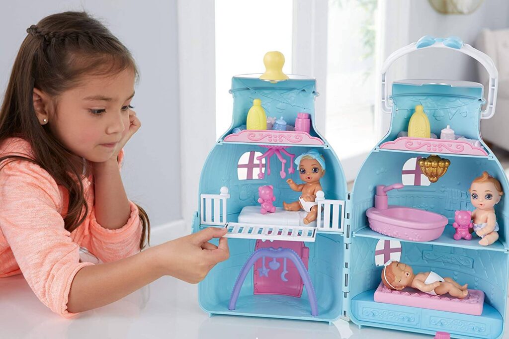 طفلة تلعب بألعاب باربي - مصانع ألعاب الأطفال في تركيا