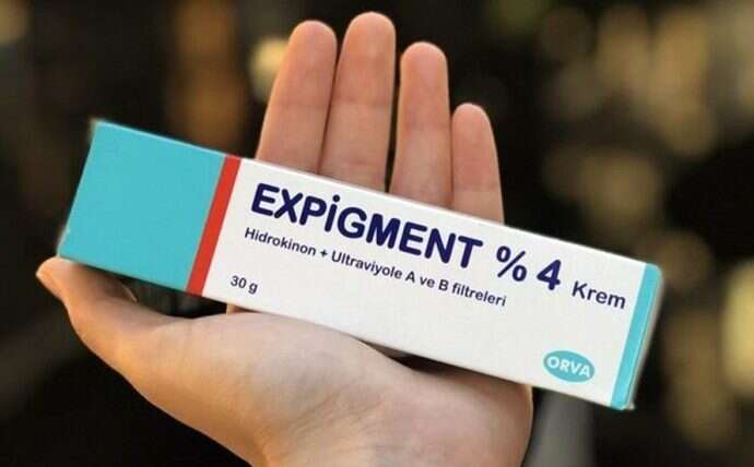 سيدة تحمل بيدها علبة من كريم EXPİGMENT
