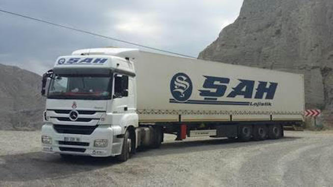 سيارة شحن عليها لوغو شركة شاه للشحن البري - شركات الشحن البري في تركيا 