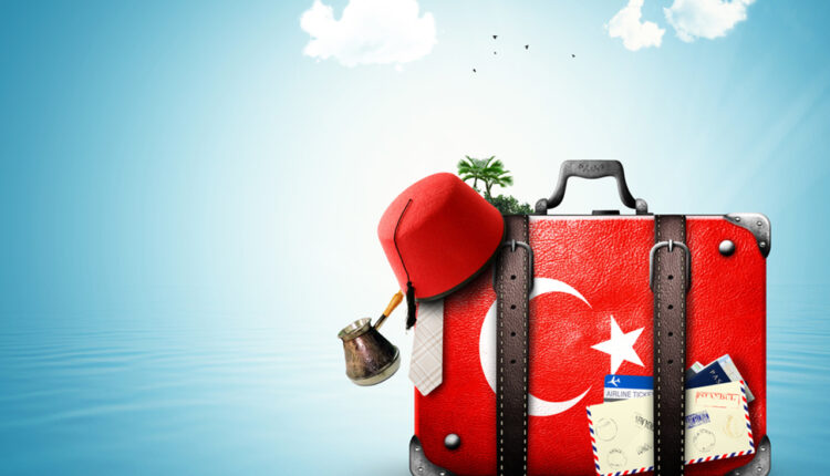 تعبيرية - حقيبة سفر مرسوم عليها العلم التركي - نصائح قبل السفر إلى تركيا للسيّاح العرب للعام 2023