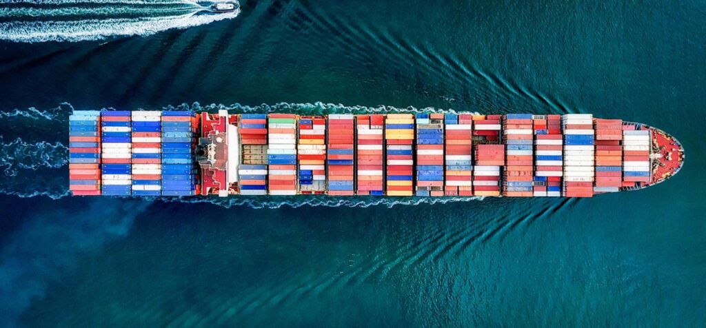 سفينة لنقل البضائع وسط البحر- شركات النقل البحري في تركيا