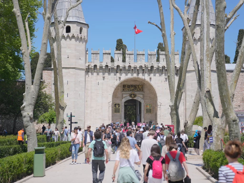 مجموعة من السياح في جامع السلطان أحمد في اسطنبول - السياحة الدينية في تركيا للعام 2023