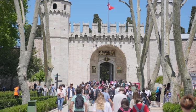 مجموعة من السياح في جامع السلطان أحمد في اسطنبول - السياحة الدينية في تركيا للعام 2023