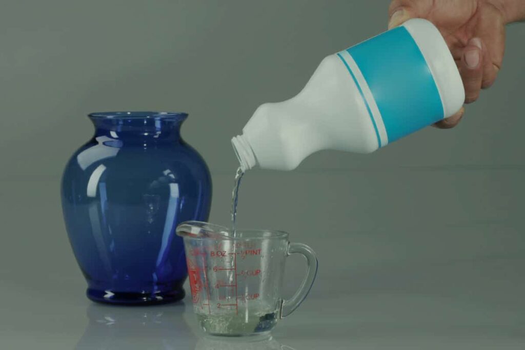 كلور ينسكب داخل كأس بلور - مصانع الكلور في تركيا