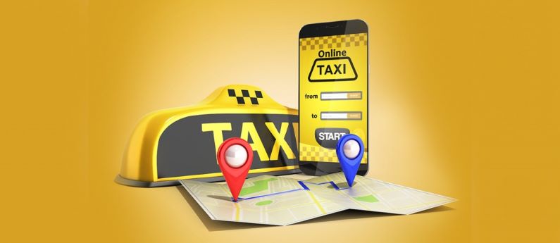 كلمة تاكسي فوق خريطة وتطبيق طلب تاكسي أونلاين عبر الهاتف المحمول