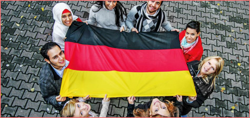 مجموعة اشخاص يحملون العلم الالماني - أفضل دول أوروبا للجوء