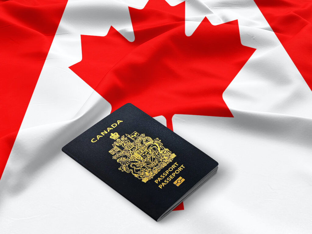 جواز السفر والعلم الكنديان - نظام الهجرة السريعة إلى كندا 