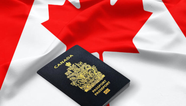 العلم وجواز السفر الكندي - الهجرة إلى كندا عبر الكفالة الكنسية