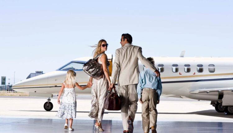 عائلة تسافر على متن طائرة - استخراج اذن السفر الخارجي في تركيا