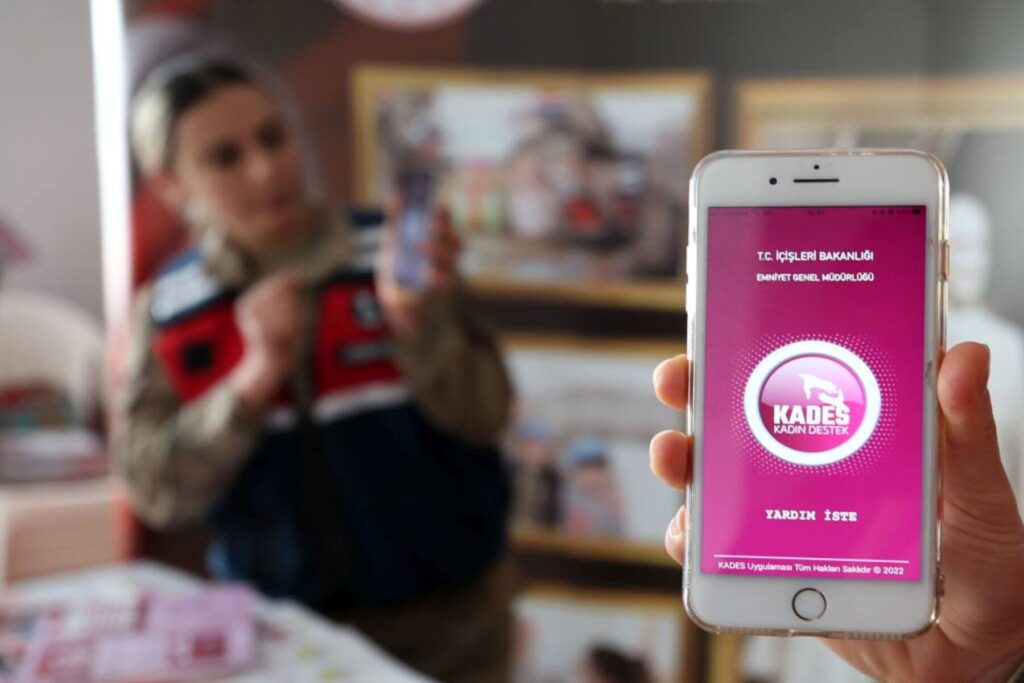 تعبيرية - تطبيق KADES لدعم المرأة في تركيا وحمايتها