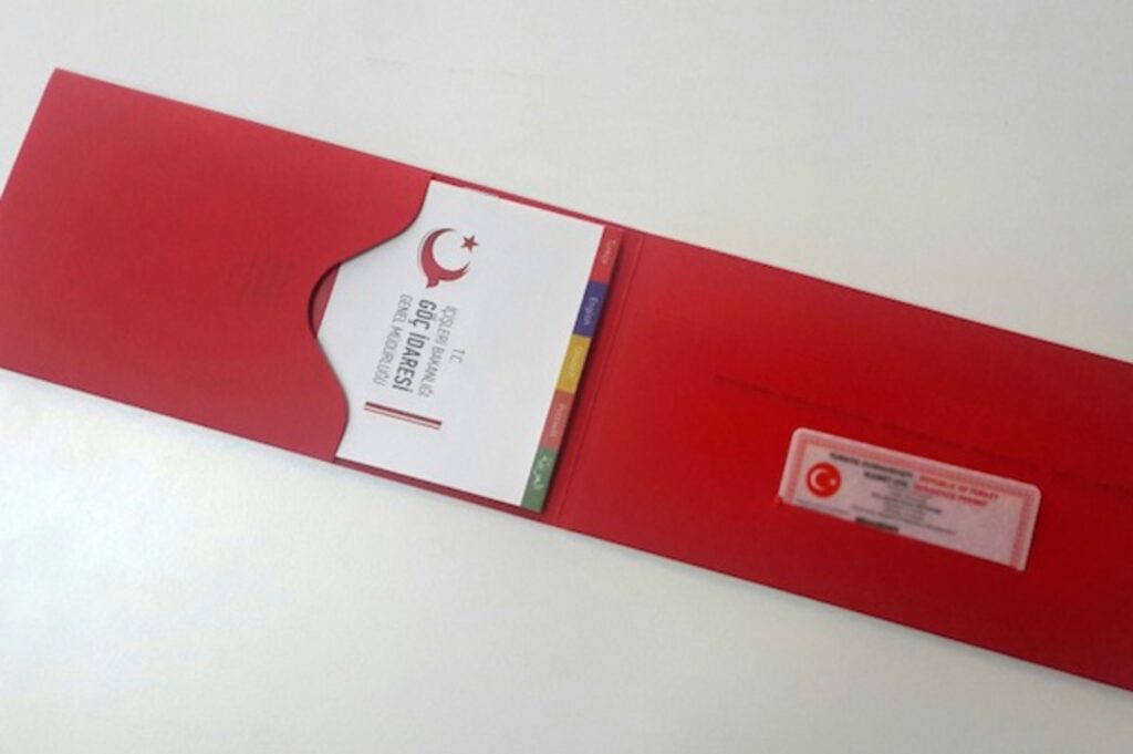 تعبيرية - الإستعلام عن الإقامة في تركيا